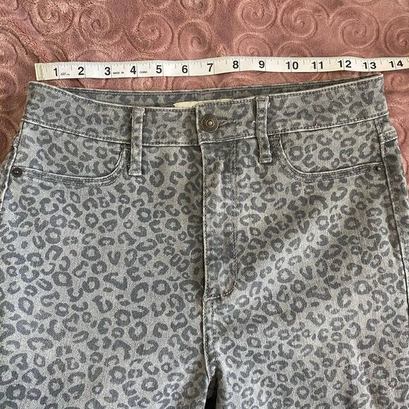 Abercrombie & Fitch Gray High-Waisted Leopard Jeans Size 4 - Picture 6 of 8